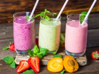 Gesunde Frucht-Smoothies mit einem Standmixer selbst herstellen