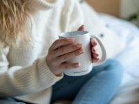 Alten eingetrockneten Kaffeefleck aus Jeans entfernen