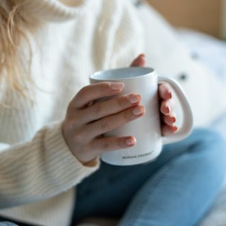 Alten eingetrockneten Kaffeefleck aus Jeans entfernen