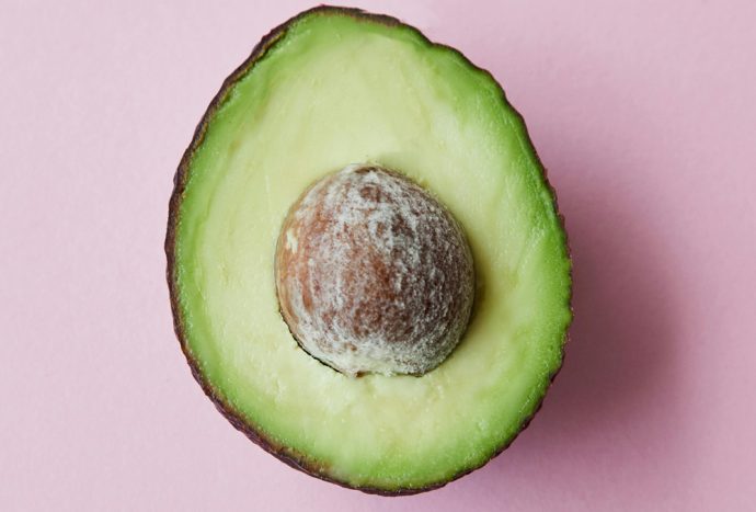 avocado-richtig-schneiden-690x467 Avocado richtig schneiden