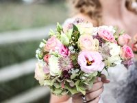 Blumendeko und Brautstrauß für die Sommerhochzeit