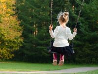 Eine neue Schaukel für den Garten für die Kinder