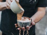 Kaffeeflecken aus Kleidung entfernen