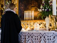 Passende Kleidung für Jungen und Mädchen für die Konfirmation