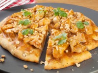 Pizza mit Hühnchen, Curry & Ananas