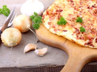 Spargelflammkuchen mit Serrano-Schinken