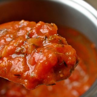 Tomatensauce-Flecken mit Hausmitteln entfernen