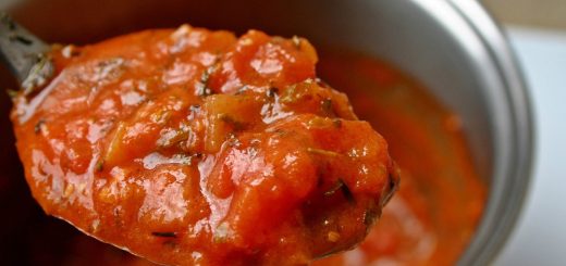 Tomatensauce-Flecken mit Hausmitteln entfernen