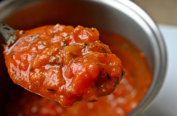 tomatensauce-flecken-mit-hausmitteln-entfernen-690x450 Tomatensauce-Flecken mit Hausmitteln entfernen