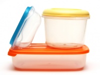 Verfärbte Dosen und Schalen von Tupperware reinigen