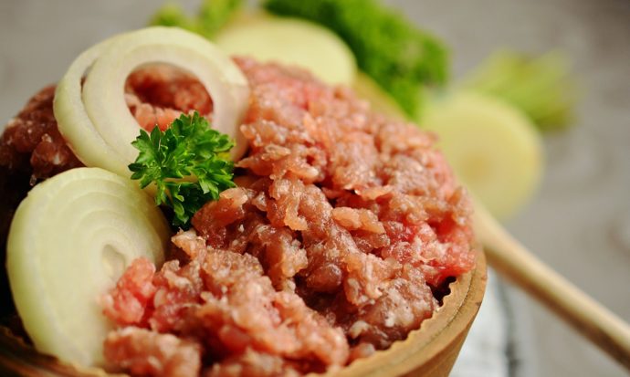 was-ist-der-unterschied-zwischen-hackfleisch-und-mett-690x413 Was ist der Unterschied zwischen Hackfleisch und Mett?