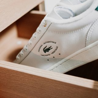 Weiße Sneaker wieder weiß bekommen