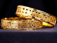 Wie man Goldschmuck reinigt: Tipps und Tricks, um den Glanz wiederherzustellen